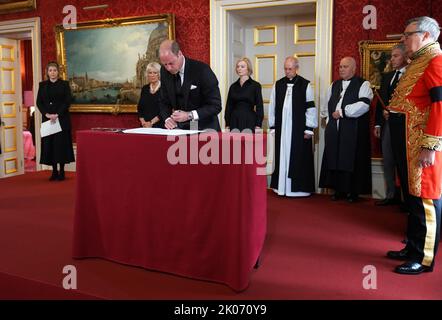 Il Principe di Galles firma la proclamazione di adesione del re Carlo III, seguito da (sinistra-destra indietro) Signore Presidente del Consiglio Penny Mordaunt, la Regina, primo Ministro Liz Truss , Arcivescovo di Canterbury, Justin Welby, Arcivescovo di York, Stephen Cottrell, Signore Cancelliere del Consiglio privato Brandon Lewis e Conte Marshal, Edward Fitzalan-Howard, il Duca di Norfolk durante la cerimonia del Consiglio di adesione al Palazzo di St James, Londra, dove Re Carlo III è formalmente proclamato monarca. Carlo divenne automaticamente Re alla morte della madre, ma il Consiglio di adesione, attendi Foto Stock