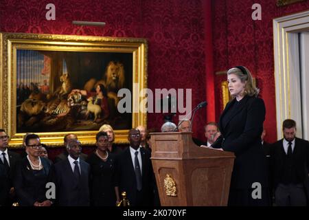 Signore Presidente del Consiglio Penny Mordaunt durante la cerimonia del Consiglio di adesione a St James's Palace, Londra, dove Re Carlo III è formalmente proclamato monarca. Carlo divenne automaticamente Re alla morte della madre, ma il Consiglio di adesione, cui hanno partecipato Consiglieri privati, conferma il suo ruolo. Data immagine: Sabato 10 settembre 2022. Foto Stock