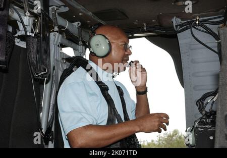 Il Segretario Alphonso Jackson e gli assistenti sono in tour del Texas orientale e hanno incontrato funzionari e residenti dopo l'uragano Rita. Foto Stock