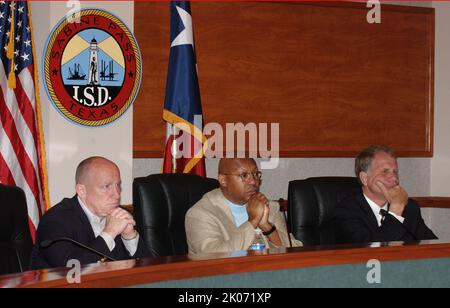Il Segretario Alphonso Jackson e gli assistenti sono in tour del Texas orientale e hanno incontrato funzionari e residenti dopo l'uragano Rita. Foto Stock