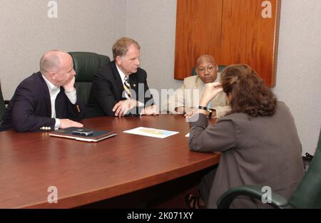 Il Segretario Alphonso Jackson e gli assistenti sono in tour del Texas orientale e hanno incontrato funzionari e residenti dopo l'uragano Rita. Foto Stock