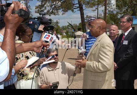 Il Segretario Alphonso Jackson e gli assistenti sono in tour del Texas orientale e hanno incontrato funzionari e residenti dopo l'uragano Rita. Foto Stock