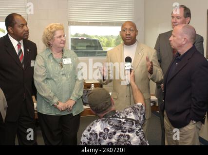 Il Segretario Alphonso Jackson e gli assistenti sono in tour del Texas orientale e hanno incontrato funzionari e residenti dopo l'uragano Rita. Foto Stock