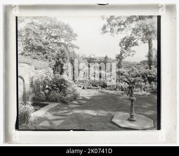 Casa e giardino non identificati, tra il 1910 e il 1935. Foto Stock