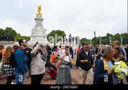 Londra UK 10th settembre 2022 - le folle si fanno omaggio e continuano a portare fiori fuori Buckingham Palace a Londra oggi dopo la morte della Regina Elisabetta II . Re Carlo III è stato anche proclamato monarca oggi : Credit Simon Dack / Alamy Live News Foto Stock