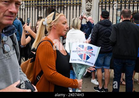 Londra UK 10th settembre 2022 - le folle si fanno omaggio e continuano a portare fiori fuori Buckingham Palace a Londra oggi dopo la morte della Regina Elisabetta II . Re Carlo III è stato anche proclamato monarca oggi : Credit Simon Dack / Alamy Live News Foto Stock