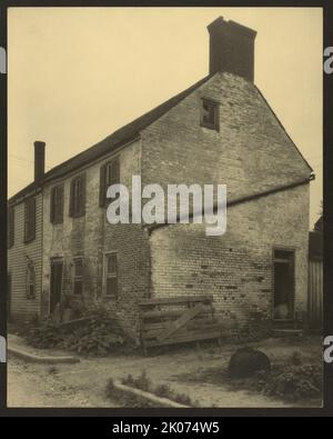 Vecchio magazzino sull'ex Market Yard, Falmouth, tra il 1925 e il 1929. La fotografia mostra un edificio di un magazzino in mattoni con estensione in legno, Falmouth, Virginia. Foto Stock