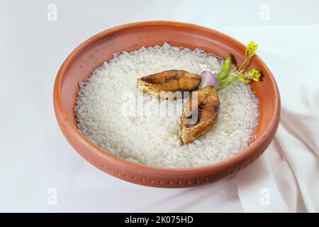 Panta piatto festivo di nuovo anno Bengalese ilish. Boishakh panta lilla con peperoncino e cipolla. Panta bhat è popolare tra i bengalesi in India e Bangladesh. Foto Stock