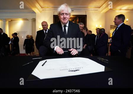 L'ex primo ministro Boris Johnson firma la proclamazione dell'adesione di Re Carlo III dopo la cerimonia del Consiglio di adesione al Palazzo di San Giacomo, Londra, dove Re Carlo III è formalmente proclamato monarca. Carlo divenne automaticamente Re alla morte della madre, ma il Consiglio di adesione, cui hanno partecipato Consiglieri privati, conferma il suo ruolo. Data immagine: Sabato 10 settembre 2022. Foto Stock