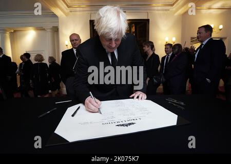 L'ex primo ministro Boris Johnson firma la proclamazione dell'adesione di Re Carlo III dopo la cerimonia del Consiglio di adesione al Palazzo di San Giacomo, Londra, dove Re Carlo III è formalmente proclamato monarca. Carlo divenne automaticamente Re alla morte della madre, ma il Consiglio di adesione, cui hanno partecipato Consiglieri privati, conferma il suo ruolo. Data immagine: Sabato 10 settembre 2022. Foto Stock