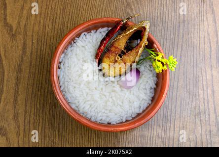 Panta piatto festivo di nuovo anno Bengalese ilish. Boishakh panta lilla con peperoncino e cipolla. Panta bhat è popolare tra i bengalesi in India e Bangladesh. Foto Stock