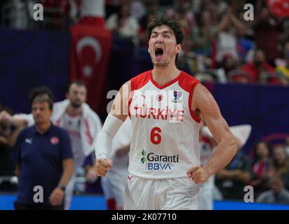 Berlino, Germania. 10th Set, 2022. Pallacanestro: Campionato europeo, Turchia - Francia, knockout round, round del 16, Mercedes-Benz Arena, Cedi Osman (Turchia) allieta dopo un tre-puntatore. Credit: Soeren Stache/dpa/Alamy Live News Foto Stock