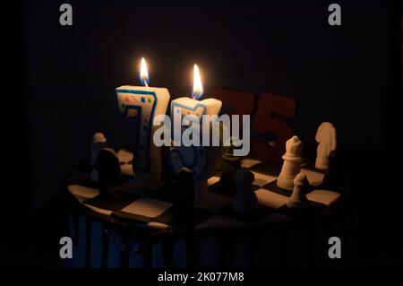 Torta di compleanno, torta di compleanno in stile scacchi, candele con i numeri 7 e 5 Foto Stock