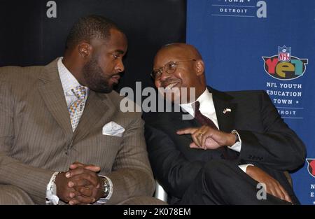 Centro ricreativo 'Youth Education Town' sponsorizzato dalla National Football League, evento rivoluzionario a Detroit, Michigan, con il Segretario Alphonso Jackson che si unisce a celebrità del calcio pro, funzionari della città, giovani a portata di mano. Foto Stock