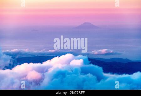 Vista sull'isola vulcanica di Stromboli, una delle Isole Eolie, vista al tramonto dalla cima dell'Etna in Sicilia, a circa 80 km di distanza Foto Stock