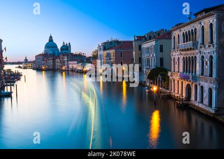 Alba sul Canal Grande vista dal Ponte dell'Accademia, lunga esposizione, sentieri leggeri dalle barche, Venezia, Italia Foto Stock