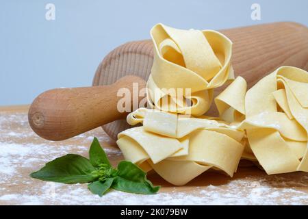 Pappardelle, tagliatelle a nastro larghe con pasta, pasta Foto Stock