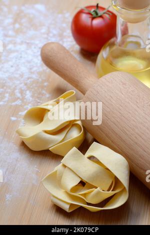 Pappardelle, tagliatelle a nastro larghe con pasta, pasta Foto Stock