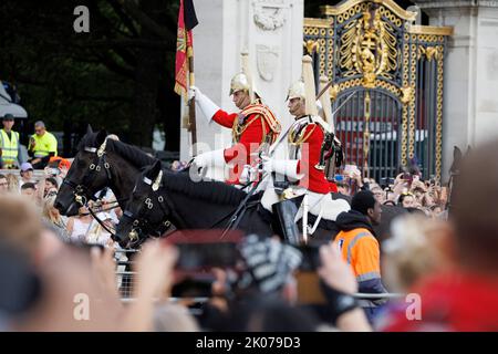 Londra, Regno Unito. 10th Set, 2022. Le folle si riuniscono per assistere a una processione dopo una cerimonia del Consiglio di adesione al St James's Palace di Westminster per il re Carlo III La regina Elisabetta III, monarca regnante più lunga della Gran Bretagna, è passata al castello di Balmoral all'età di 96 anni all'inizio di questa settimana. Photo credit: Ben Cawthra/Sipa USA **NO UK SALES** Credit: Sipa USA/Alamy Live News Foto Stock