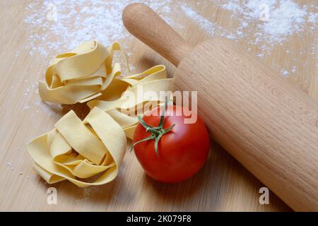 Pappardelle, tagliatelle a nastro larghe con pasta, pasta Foto Stock