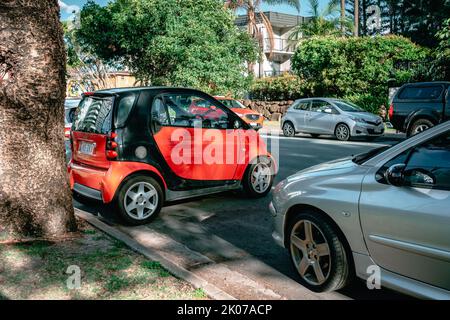 Gold Coast, Queensland, Australia - Smart ForTwo auto parcheggiata lateralmente in un normale parcheggio Foto Stock