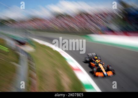 Lando Norris della McLaren durante le prove sul circuito di Monza in Italia. Data immagine: Sabato 10 settembre 2022. Foto Stock
