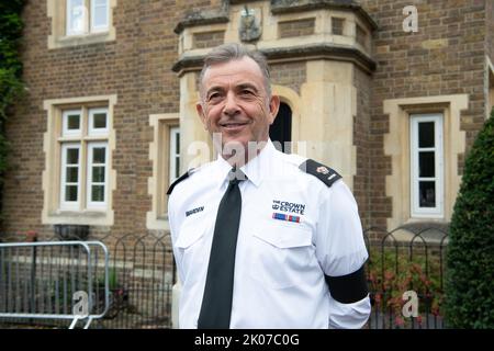 Windsor, Berkshire, Regno Unito. 10th Settembre 2022. Un Crown Estate Warden indossa una fascia nera per il braccio. Windsor era ancora oggi molto affollata, mentre la gente del posto e i visitatori si riversavano in città per deporre fiori sulla lunga passeggiata fuori dalle porte del Castello di Windsor a seguito della triste notizia della morte di sua Maestà la Regina. Credit: Maureen McLean/Alamy Live News Foto Stock