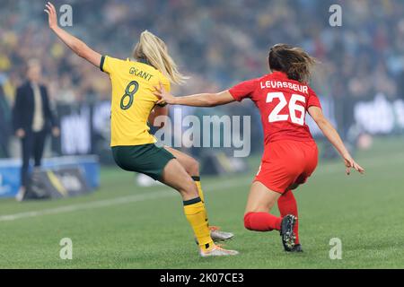 SYDNEY, AUSTRALIA - SETTEMBRE 6: Charlotte Grant of Australia compete per la palla con Marie Levasseur del Canada durante l'International friendly M Foto Stock