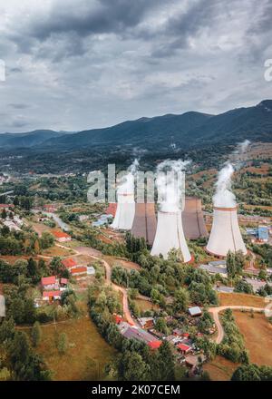 Camini attivi fumo nel mese di agosto. Foto Stock