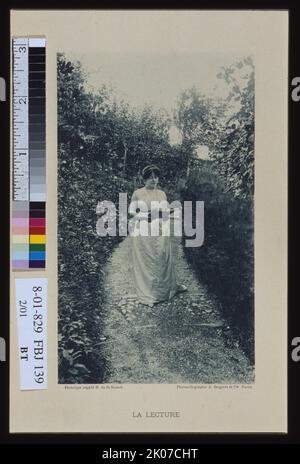 La conferenza, c1900. La stampa mostra una giovane donna vestita con un abito di ispirazione classica che legge un libro in un giardino. Foto Stock