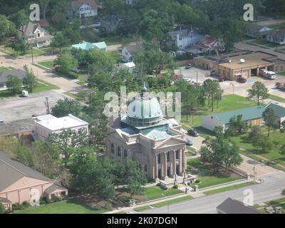 Il segretario Alphonso Jackson e gli assistenti volano e visitano le zone del Texas orientale dopo l'uragano Rita. Foto Stock