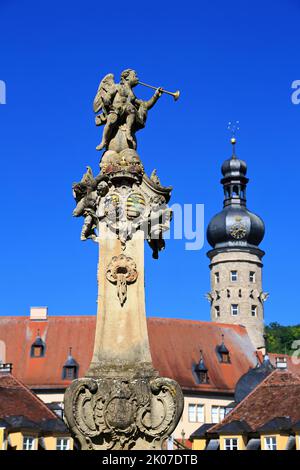 Il castello è una vista nella città di Weikersheim. Weikersheim, quartiere Main-Tauber, Stoccarda, Baden-Wuerttemberg, Germania Foto Stock