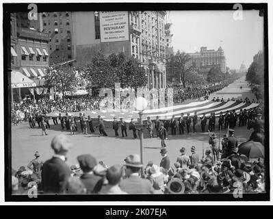 Parade su Pennsylvania Ave - Bandiera enorme, tra il 1910 e il 1921. Foto Stock