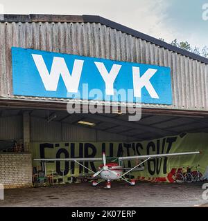 Velivoli leggeri in posizione di hangar, aeroporto con iscrizione Wyk, Wyk Airfield, Wyk auf Foehr, Foehr Island, North Frisia, Schleswig-Holstein, Germania Foto Stock