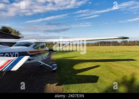 Cessna, velivoli leggeri si trova su prato all'aeroporto, Wyk Airfield, Wyk auf Foehr, Foehr Island, North Friesland, Schleswig-Holstein, Germania Foto Stock