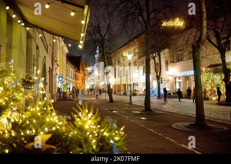 VILNIUS, LITUANIA - 2021 DICEMBRE: Strade strette del centro storico di Vilnius decorate per Natale. Festeggia il Natale e il Capodanno in lituano Foto Stock
