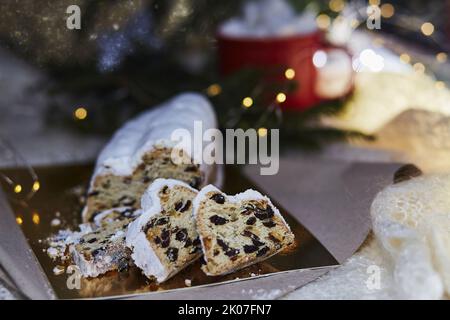 Tradizionale stollen di Natale, Christstollen - classico pane di lievito di Natale. Bevanda calda con marshmallow. Cena estetica accogliente. Tradizione natalizia Foto Stock