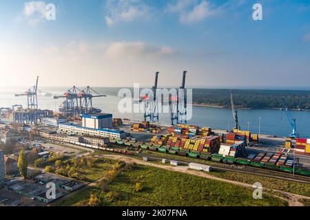 KLAIPEDA, LITUANIA - NOVEMBRE 2021: Klaipedos Smelte, un terminale di container di spinta situato nel porto privo di ghiaccio di Klaipeda e interamente posseduto per mandato Foto Stock