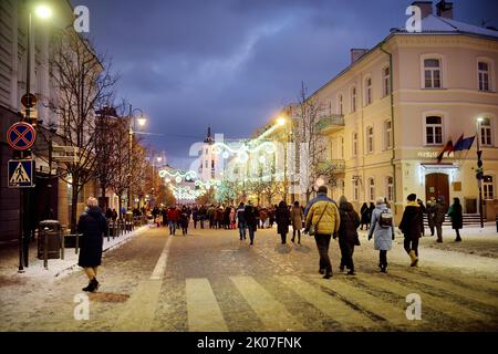 VILNIUS, LITUANIA - 2021 DICEMBRE: Viale Gediminas nel centro storico di Vilnius decorato per Natale. Festeggia il Natale e il Capodanno in lituano CAP Foto Stock