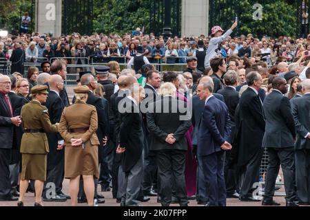 St James's Palace, Londra, Regno Unito. 10th settembre 2022. L'ex primo ministro del Regno Unito, Boris Johnson e l'ex vice primo ministro, Dominic Raab, partono da Foto Stock