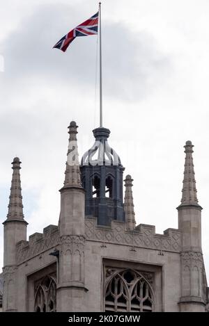 St. Margaret's Church, Westminster, Londra, Regno Unito. 10th Set, 2022. Le bandiere dell'Unione sono ritornate al palo pieno alle 1pm:00 e rimarranno così per 24 ore dopo l'adesione del re Carlo III Foto Stock