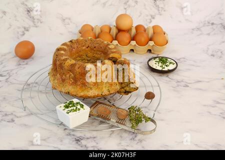 Cucina sveva, torta di bietole con salsa alle erbe, formaggio cagliato, pasticceria sostanziosa, torta salata, vegetariano, cottura, griglia di raffreddamento, griglia per torte, grattugia per noce moscata Foto Stock