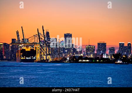 Porto di Miami attracca e gru vista crepuscolo, stato della Florida, Stati Uniti Foto Stock