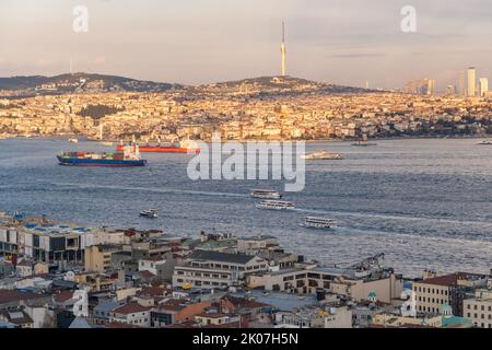 Panorama aereo da Istanbul al tramonto fino al Corno d'Oro e al quartiere Galata. Foto Stock