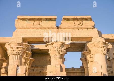 Frontone, dettaglio, serpenti, disco solare, ingresso principale, Tempio principale, complesso tempio Kom Ombo, Egitto Foto Stock