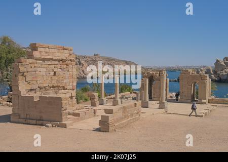 Tempio di Augusto e porta di Diocleziano, complesso del Tempio di Philae, Assuan, Egitto Foto Stock