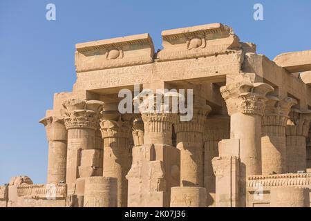 Lato sud, colonne, ingresso principale, tempio principale, complesso tempio Kom Ombo, Egitto Foto Stock