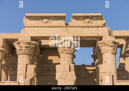 Frontone, dettaglio, serpenti, disco solare, ingresso principale, Tempio principale, complesso tempio Kom Ombo, Egitto Foto Stock