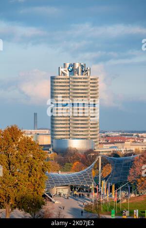 Alta BMW a quattro cilindri, Stadio Olimpico con tetto a tenda, in autunno Olympiapark, Monaco, Baviera, Germania Foto Stock