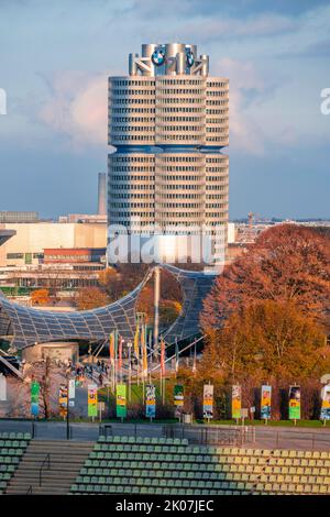 Alto edificio BMW a quattro cilindri, Stadio Olimpico con tetto a tenda, in autunno, Parco Olimpico, Monaco, Baviera, Germania Foto Stock